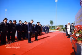 Vietnamese Prime Minister Le Minh Hung and his Lao counterpart Saleumxay Kommasith visit the Laos–Vietnam Friendship Park in Vientiane and lay flowers in tribute to the countries’ revered leaders on October 9, 2026. (Photo: VNA)