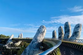 From Da Nang, tourists can easily access attractions such as Sun World Ba Na Hills with its iconic Golden Bridge. (Photo: VNA)