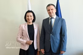 Vietnamese Ambassador to Bulgaria Nguyen Thi Minh Nguyet (L) and Bulgarian Minister of Justice Nikolay Naydenov. (Photo: VNA)