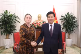 Deputy Minister of Foreign Affairs Nguyen Manh Cuong (right) receives New Zealand Ambassador to Vietnam Caroline Beresford in Hanoi on June 23. (Photo: VNA)