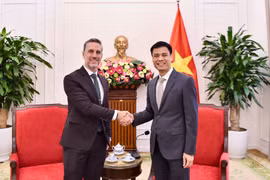 Deputy Foreign Minister Dang Hoang Giang (right) meets with UNFPA Representative in Vietnam Matt Jackson in Hanoi on May 29. (Photo: Ministry of Foreign Affairs)