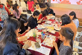 Young people enjoy the activities at Nguyen Van Binh book street. (Photo: ttbc-hcm.gov.vn)