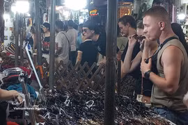 International tourists love shopping for souvenirs at Hanoi's Old Quarter night market (Photo: VNA)