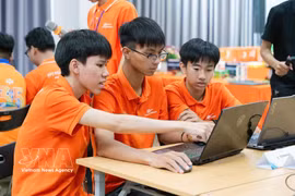 Students at FPT Ha Nam Inter-level High School practice their lessons directly by applying digital technology software (Photo: VNA)