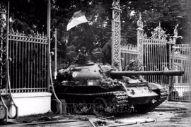 A tank of the Tank - Armored Force No. 203, Division 304, Army Corps No. 2 enters the Independence Palace on April 30, 1975. (Photo: VNA) 