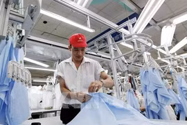 Workers at a garment company in Hanoi. (Photo: VNA)