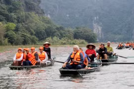 International tourists enjoy boat tour in Tam Coc, Ninh Binh province. (Photo: VNA)
