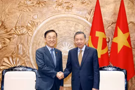 Party General Secretary and State President To Lam (right) and visiting Minister of Land, Infrastructure and Transport of the Republic of Korea (RoK) Kim Yun-duk. (Photo: VNA)