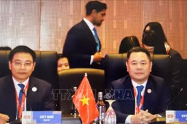Minister of Finance Nguyen Van Thang (left) and SBV Deputy Governor Nguyen Ngoc Canh at the 12th ASEAN Finance Ministers’ and Central Bank Governors’ Meeting (AFMGM) in Kuala Lumpur, Malaysia, on April 9. (Photo: VNA)