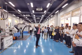 Delegates tour the facilities of the industrial innovation centre at Eastern International University in Binh Duong ward, Ho Chi Minh City (Photo: VNA) 