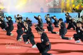 Martial arts practitioners demonstrate techniques using a flute. (Photo: VNA)