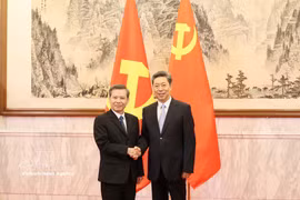 Le Minh Tri (L), Politburo member, Secretary of the CPV Central Committee, head of the CPV Central Committee's Commission for Internal Affairs, and Standing Deputy Head of the Central Steering Committee for the Prevention and Control of Corruption, Wastefulness and Negative Phenomena, meets with Chen Wenqing, Politburo member, Secretary of the CPC Central Committee's Secretariat and Secretary of the CPC Central Political and Legal Affairs Commission, in Beijing on July 15. (Photo: VNA)