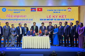 The signing ceremony of a memorandum of understanding between the Vietnam Fatherland Front Committee of Dak Lak and the Cambodian Front for National Development of Mondulkiri (Photo: VNA)