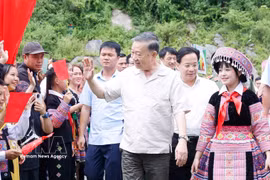 Party General Secretary and State President To Lam (centre) attends the All People’s Day for National Security Protection in Long Luong village of Van Ho commune, Son La province, on July 15, 2026. (Photo: VNA)