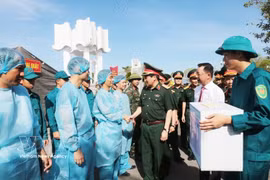 Lieutenant General Nguyen Duc Hung, member of the Central Military Commission, Secretary of the Military Region 3 Party Committee and Political Commissar of Military Region 3, visits and encourages personnel carrying out the exhumation and DNA sampling of fallen soldiers' remains at the Mong Cai martyrs' cemetery in Mong Cai 3 ward, Quang Ninh province. (Photo: VNA)