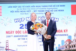 Nguyen Van Tho (R), Permanent Vice Chairman of the Ho Chi Minh City People's Council and Chairman of the municipal Vietnam–US Friendship Association, presents flowers to Melissa A. Brown, US Consul General in Ho Chi Minh City, at the get-together marking the 250th anniversary of the US’s Independence Day in the city on July 15, 2026. (Photo: Xuan Khu/VNA)