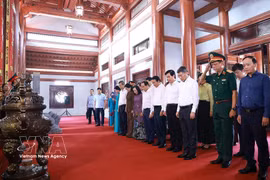 Prime Minister Le Minh Hung (front row, 3rd from right) and the delegation pay tribute to fallen soldiers at the Lang Son martyrs' cemetery during his working visit to Lang Son province on July 15, 2026. (Photo: VNA)