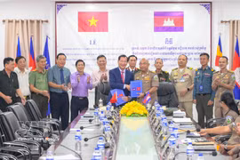 Representatives from An Giang province and Cambodia's Kampong Speu province at the handover ceremony of the remains of 81 Vietnamese volunteer soldiers and military experts recovered during the 2025–2026 dry-season search campaign. (Photo: VNA)