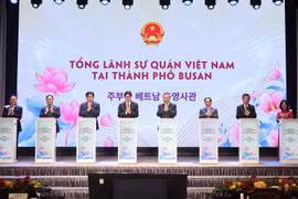 Party General Secretary To Lam (4th from right) at the inauguration ceremony of the Consulate General of Vietnam in Busan (Photo: VNA)