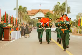 The remains of 12 Vietnamese volunteer soldiers and experts, who laid down their lives in different periods in Laos’ Savannakhet province, are repatriated following a handover ceremony at the Lao Bao (Vietnam's Quang Tri province) - Densavan (Savannakhet) international border gate on May 21. (Photo: VNA)