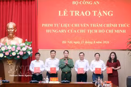 Deputy Minister of Public Security Le Quoc Hung (third, left) presents rare archival footage documenting President Ho Chi Minh’s visit to Hungary to the Party Central Committee Office, Vietnam Television (VTV), Voice of Vietnam (VOV), Vietnam News Agency (VNA), and the Ho Chi Minh Museum. (Photo: VNA)