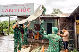 Quang Tri border guards help local residents after flooding (Photo: VNA)