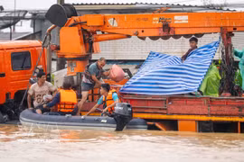 Rescue workers evacuate residents from flooded areas following heavy rains in Hat Yai, Songkhla province of Thailand. (Photo: Xinhua/VNA)