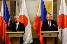 Japanese Defence Minister Gen Nakatani (left) and Philippine Secretary of National Defence Gilberto Teodoro. (Photo: EPA-EFE)