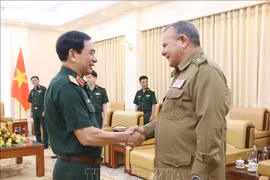 Minister of National Defence Gen. Phan Van Giang (L) and Chief of the Political Directorate of the Cuban Revolutionary Armed Forces Lieut. Gen Victor Leonardo Rojo Ramos (Photo: VNA)