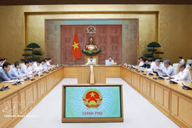 Prime Minister Le Minh Hung (centre) chairs a working session with the Ministry of Finance and relevant ministries and agencies on September 10 (Photo: VNA)