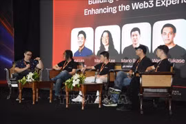 Experts take part in a forum about technology held within the framework of the Vietnam Blockchain and Artificial Intelligence Week. (Photo: VNA)