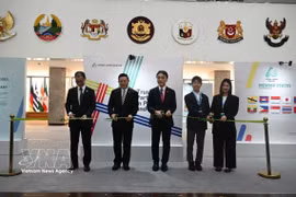 Delegates cut the ribbon to open the exhibition (Photo: VNA)