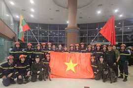 The Vietnamese rescue team arrives in Yangon airport in Myanmar on March 30 afternoon (Photo: VNA)