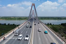 Nhat Tan – Vietnam’s largest cable-stayed bridge spanning the Red River (Photo: VNA)