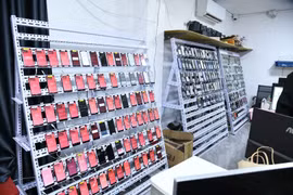 Thousands of mobile phones installed on specialised racks – items seized by the Lao Ministry of Public Security in an online fraud investigation. (Photo published by VNA)