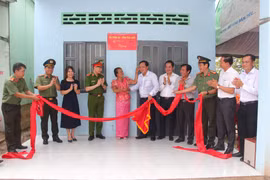 A new home for a poor Khmer household in Hung Hoi commune (Vinh Loi district) inaugurated. (Photo: VNA)