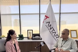 Irfan Junaidi, Director of News at the Indonesian national news agency ANTARA (right) speaks to a VNA correspondent in Jakarta. (Photo: VNA)