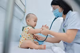 Providing health care services to children (Photo: VNA)