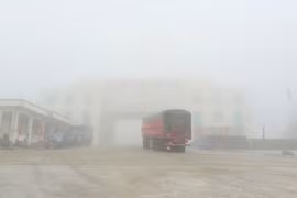 A truck carries goods through the Sam Pun - Tian Peng border gate pair after the ceremony (Photo: hagiangtv.vn)