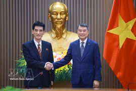 Prime Minister Le Minh Hung (right) and Ambassador of the Democratic People’s Republic of Korea (DPRK) to Vietnam Ri Sung Guk at their meeting on May 20 (Photo: VNA)