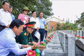 Pham Tan Hoa (left), Vice Chairman of the Tay Ninh provincial People’s Committee, and members of a working delegation inspect and review information on unidentified martyrs’ graves at An Tinh Martyrs’ Cemetery in An Tinh ward, Tay Ninh province. (Photo: VNA)