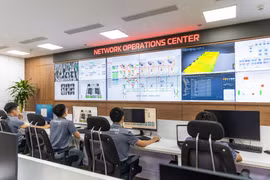 At the Viettel IDC Hoa Lac network operations centre (Photo: VietnamPlus)