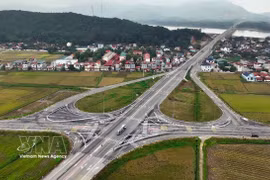 A view of the approach road to the Xuan Quang bridge on the side of Thieu Quang commune, Thanh Hoa province. (Photo: VNA)