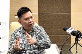 Collins Chong Yew Keat, a foreign affairs, security and strategy analyst at the University of Malaya, in an interview granted to the Vietnam News Agency (VNA)'s correspondents in Malaysia. (Photo: VNA) 