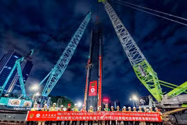The Hanoi Metropolitan Railway Management Board (MRB) and the EPC contractor consortium successfully lower the first steel cage for the diaphragm wall system at S3 Station on July 24. (Photo: VNA)