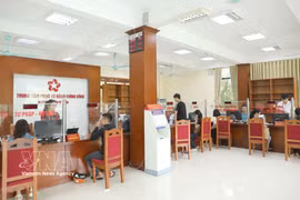 Local residents conduct procedures at the Public Administrative Service Centre of Vinh Yen ward, Phu Tho province. (Photo: VNA)