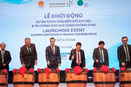 Delegates beat drums to launch the two climate adaptation projects (Photo: nhandan.vn)
