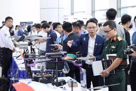 Delegates visit the exhibition booths at the announcement ceremony of three strategic technology industry innovation networks on August 25, 2025. (Illustrative image. Source: VNA)