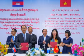 Representatives of the Department for Roads of Vietnam and Cambodia's Ministry of Public Works and Transport reach a common interpretation of Clause 2, Article 3 of the protocol amending the protocol for the implementation of the agreement, which serves as the legal basis for applying the agreement to all international border crossings between the two countries, including Tan Nam–Meun Chey. (Photo: VNA)