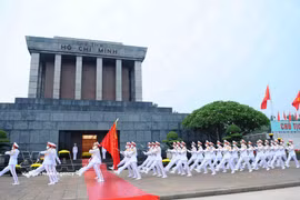 The honour guard marches past the President Ho Chi Minh Mausoleum. (Photo: VNA)